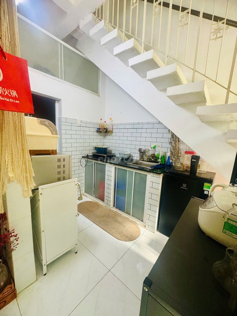 Rent a house close to Trần Khắc Chân, District 1. Three floors with interiors.