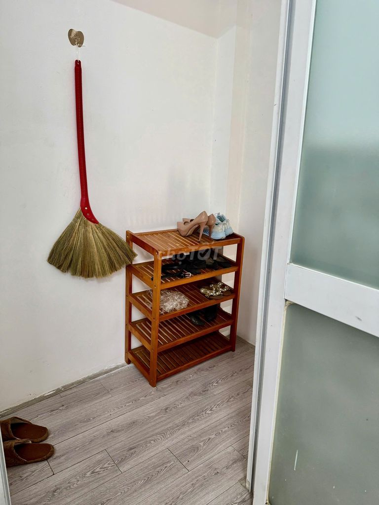 Rent a house close to Trần Khắc Chân, District 1. Three floors with interiors.