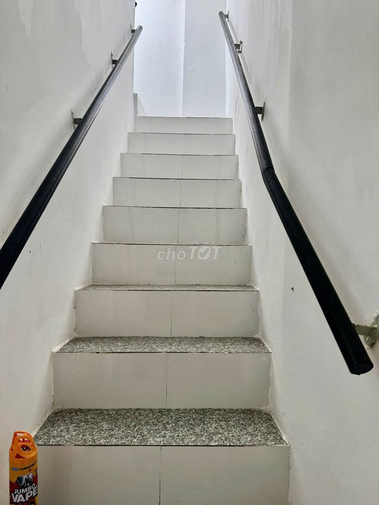 Rent a house close to Trần Khắc Chân, District 1. Three floors with interiors.