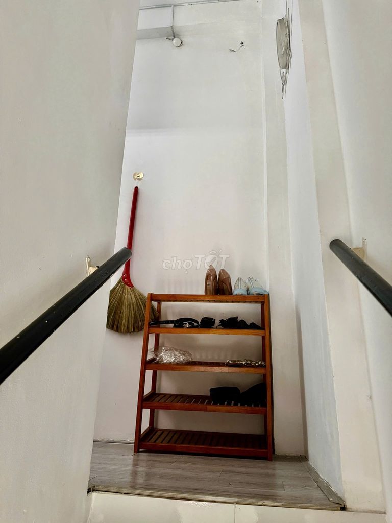 Rent a house close to Trần Khắc Chân, District 1. Three floors with interiors.