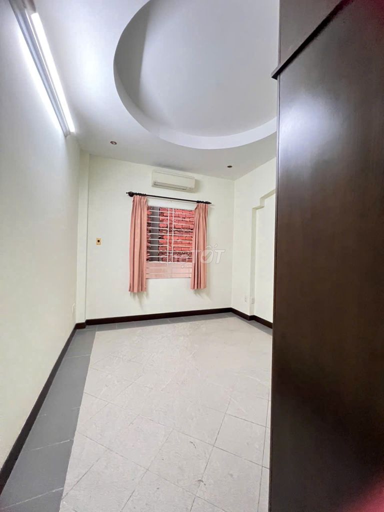 It's a nice new house. 4 meters An Bình. Four bedrooms. That's 19 million.