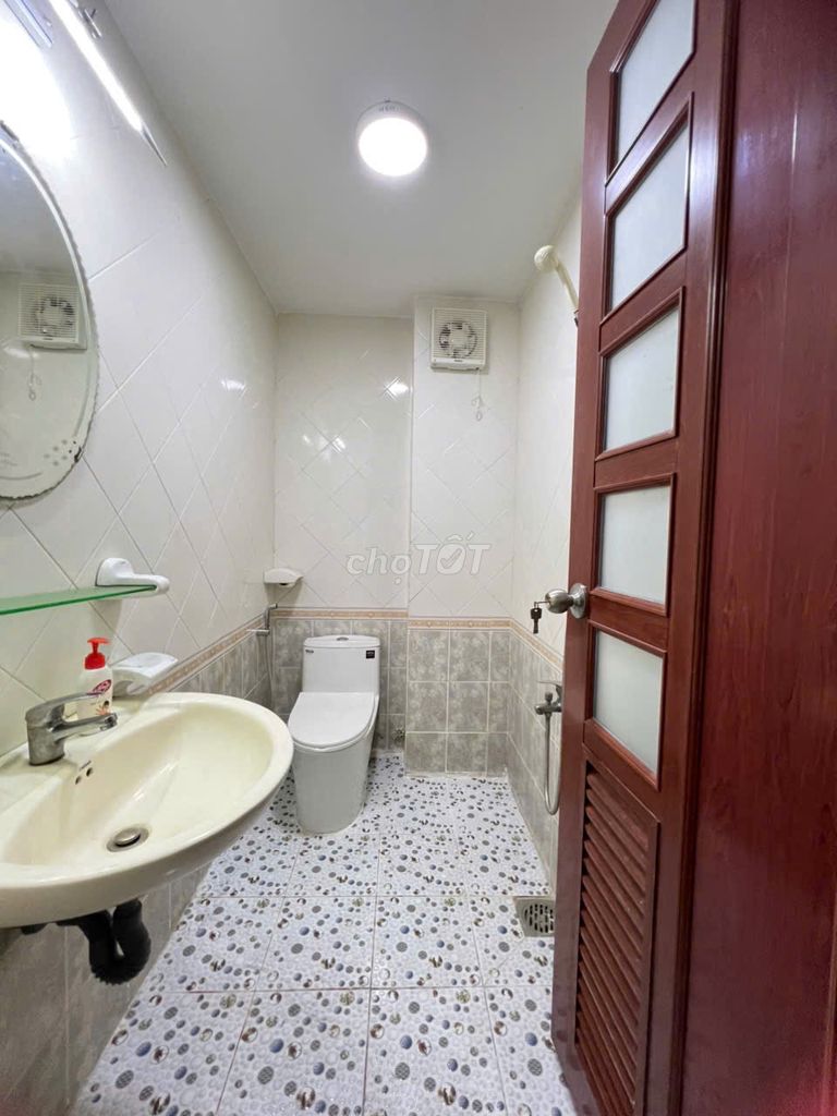 It's a nice new house. 4 meters An Bình. Four bedrooms. That's 19 million.