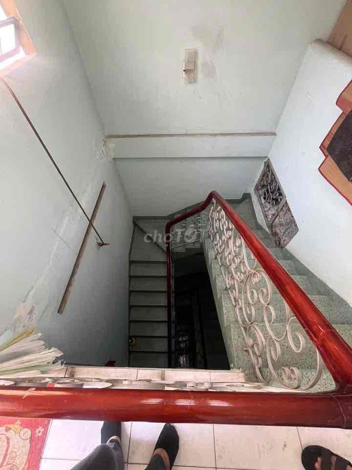 Four front rooms in the middle of the business.
