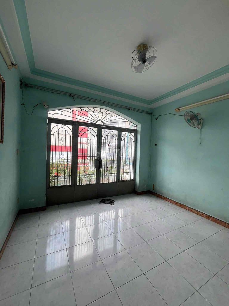 Four front rooms in the middle of the business.