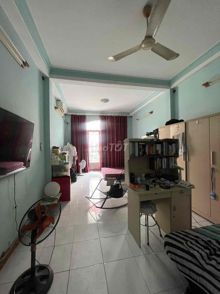 Four front rooms in the middle of the business.
