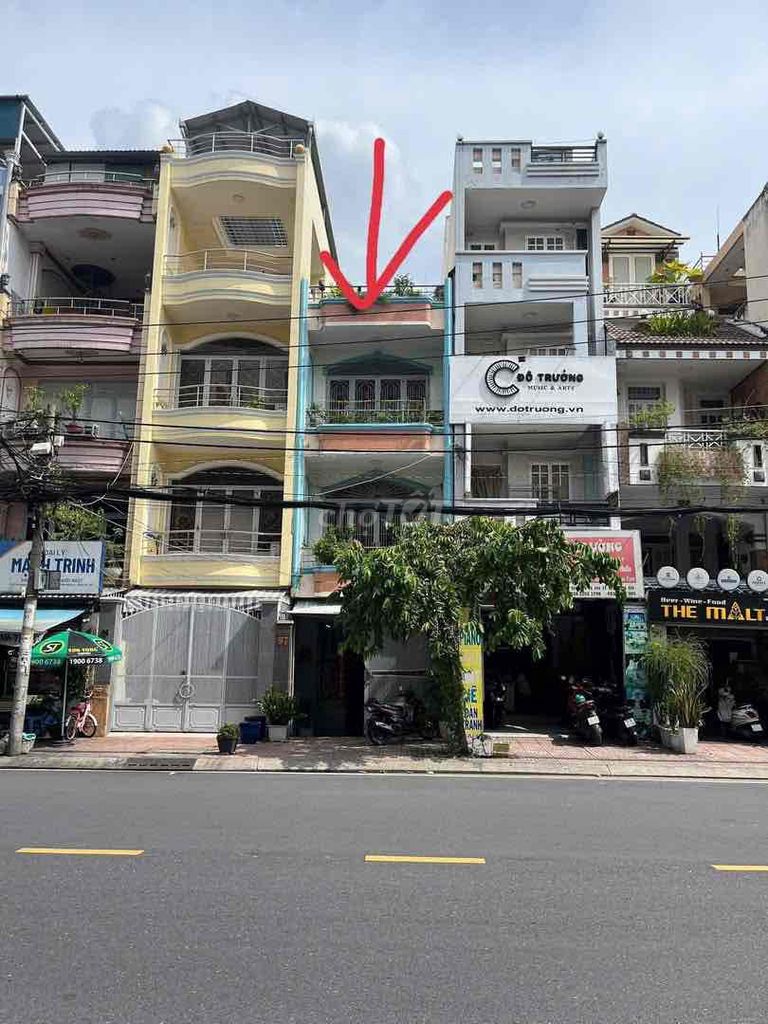 Four front rooms in the middle of the business.