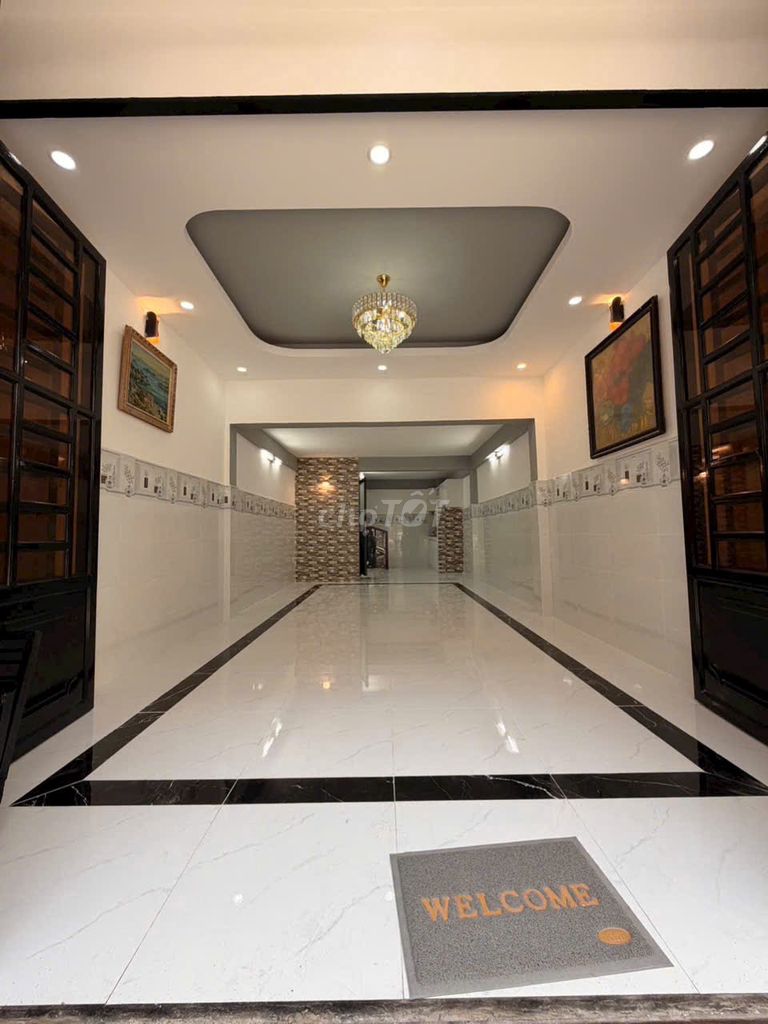 It's a nice new house. 4 meters of Merritt Street. Four bedrooms. It's only 15.5 million.