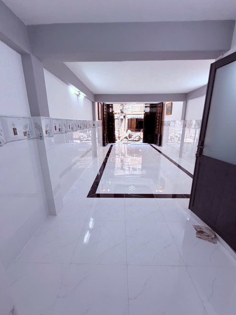 It's a nice new house. 4 meters of Merritt Street. Four bedrooms. It's only 15.5 million.