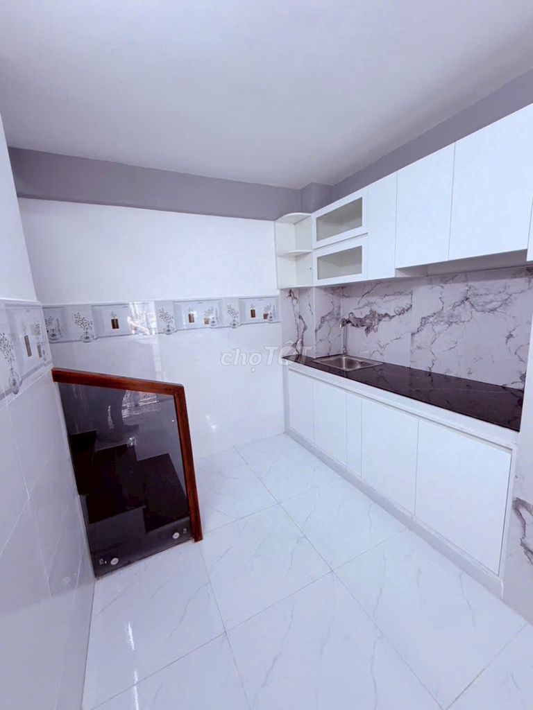 It's a nice new house. 4 meters of Merritt Street. Four bedrooms. It's only 15.5 million.