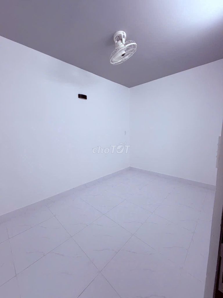 It's a nice new house. 4 meters of Merritt Street. Four bedrooms. It's only 15.5 million.