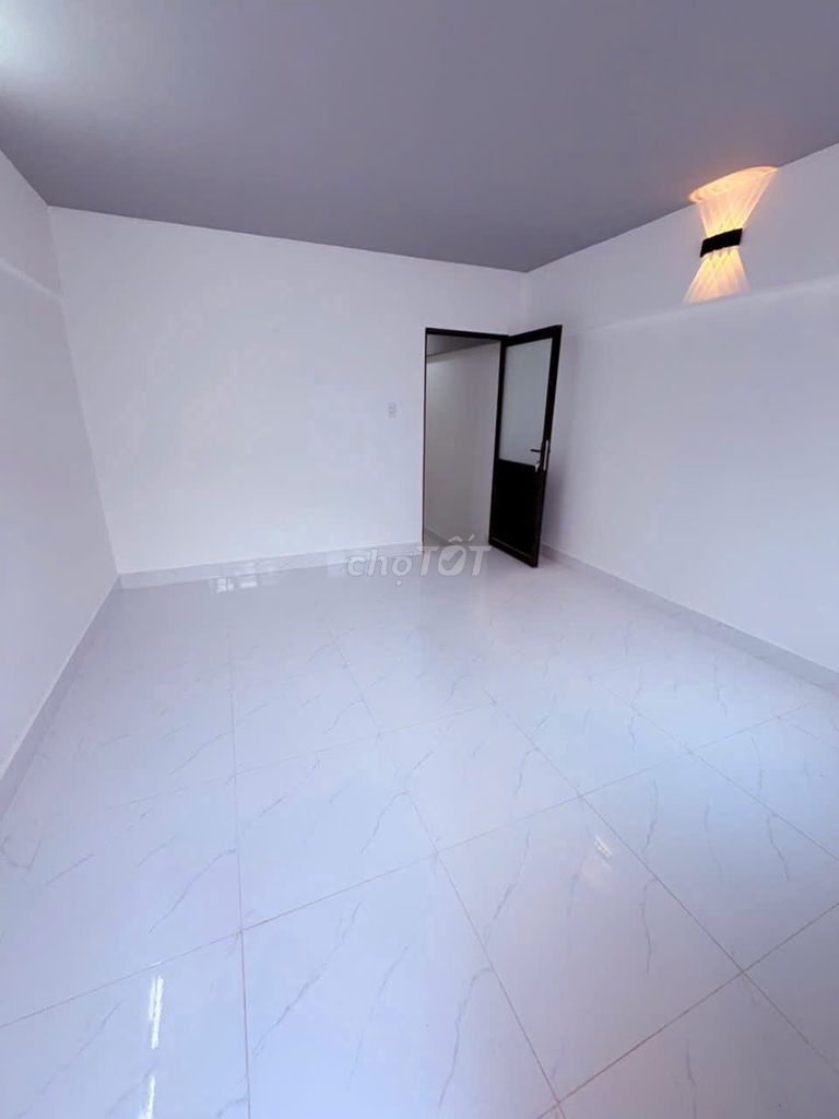 It's a nice new house. 4 meters of Merritt Street. Four bedrooms. It's only 15.5 million.