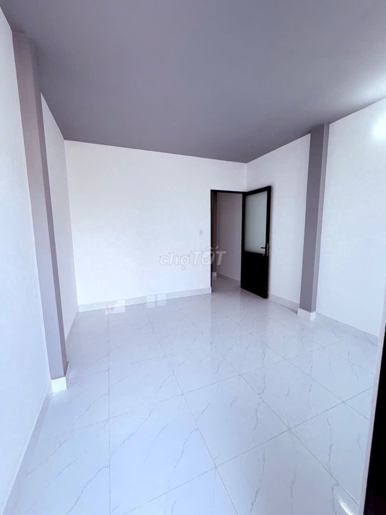 It's a nice new house. 4 meters of Merritt Street. Four bedrooms. It's only 15.5 million.