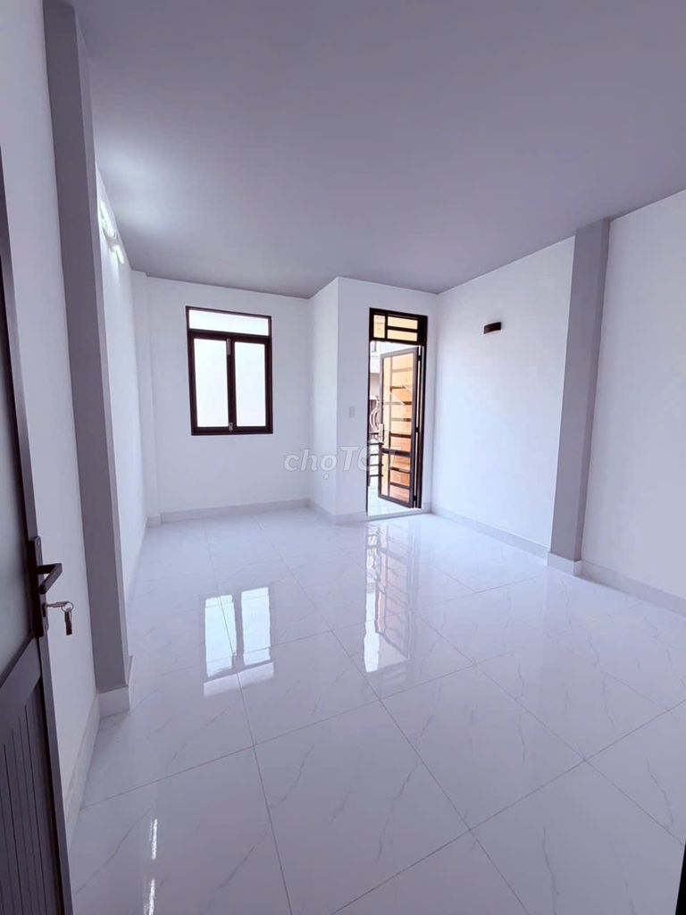 It's a nice new house. 4 meters of Merritt Street. Four bedrooms. It's only 15.5 million.