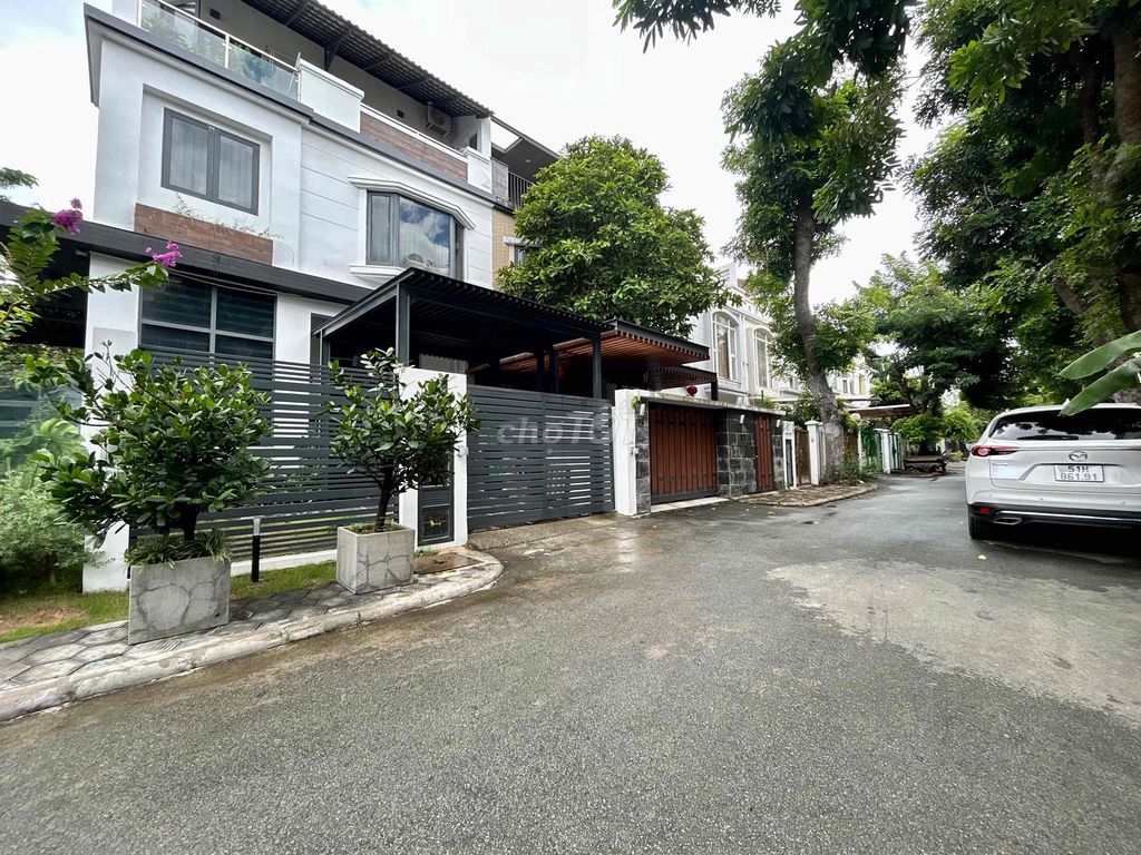 To rent villa chiil garden! Right at canada! Stay and work in the office.