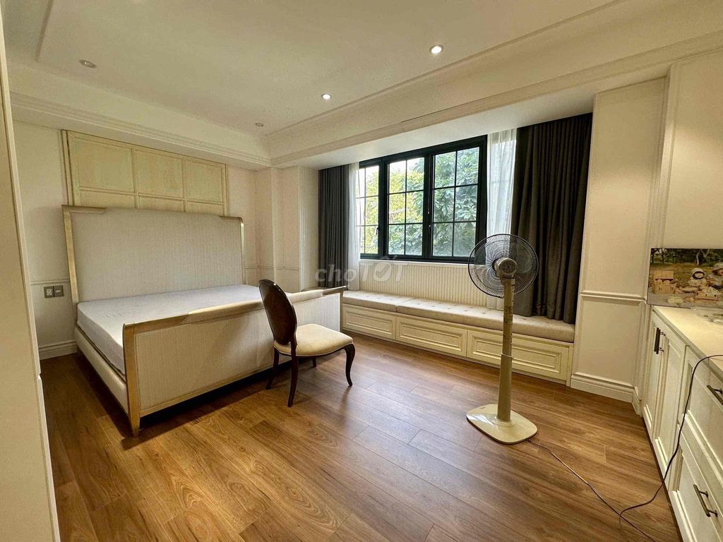 To rent villa chiil garden! Right at canada! Stay and work in the office.