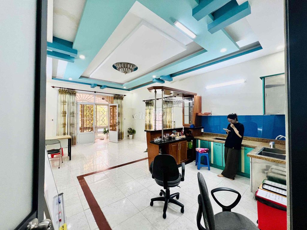 1 st floor. - Two bedrooms. 90 M2 toilets. - Right near the Republictte.