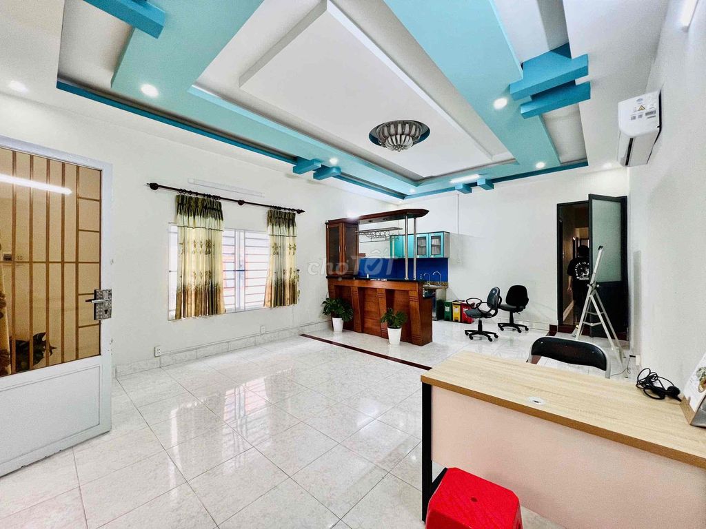 1 st floor. - Two bedrooms. 90 M2 toilets. - Right near the Republictte.
