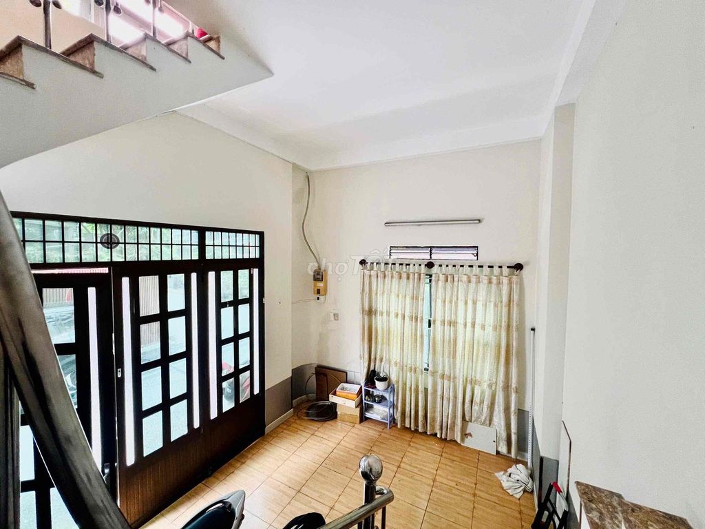 1 st floor. - Two bedrooms. 90 M2 toilets. - Right near the Republictte.