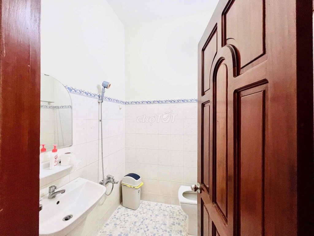 1 st floor. - Two bedrooms. 90 M2 toilets. - Right near the Republictte.