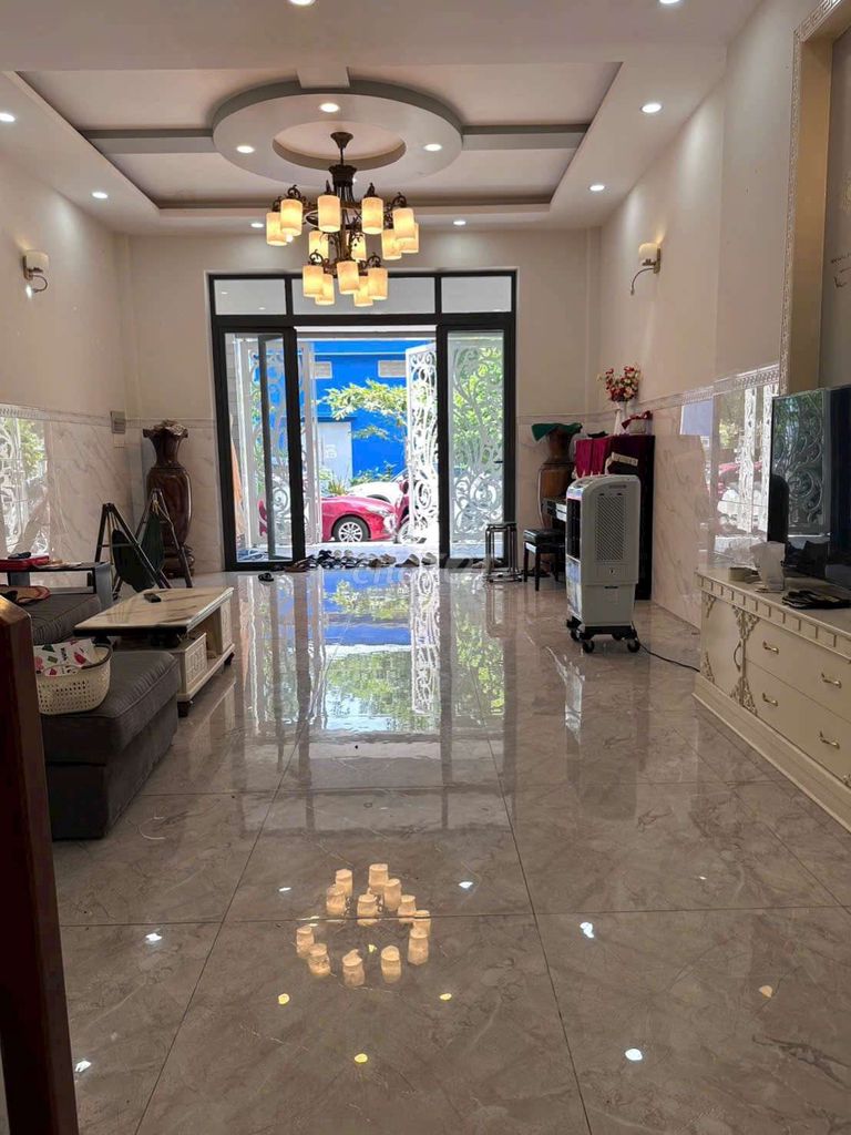 Rent a nice, full interior house next to a 5*20 m Alonmall supermarket.