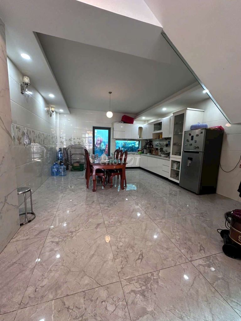 Rent a nice, full interior house next to a 5*20 m Alonmall supermarket.