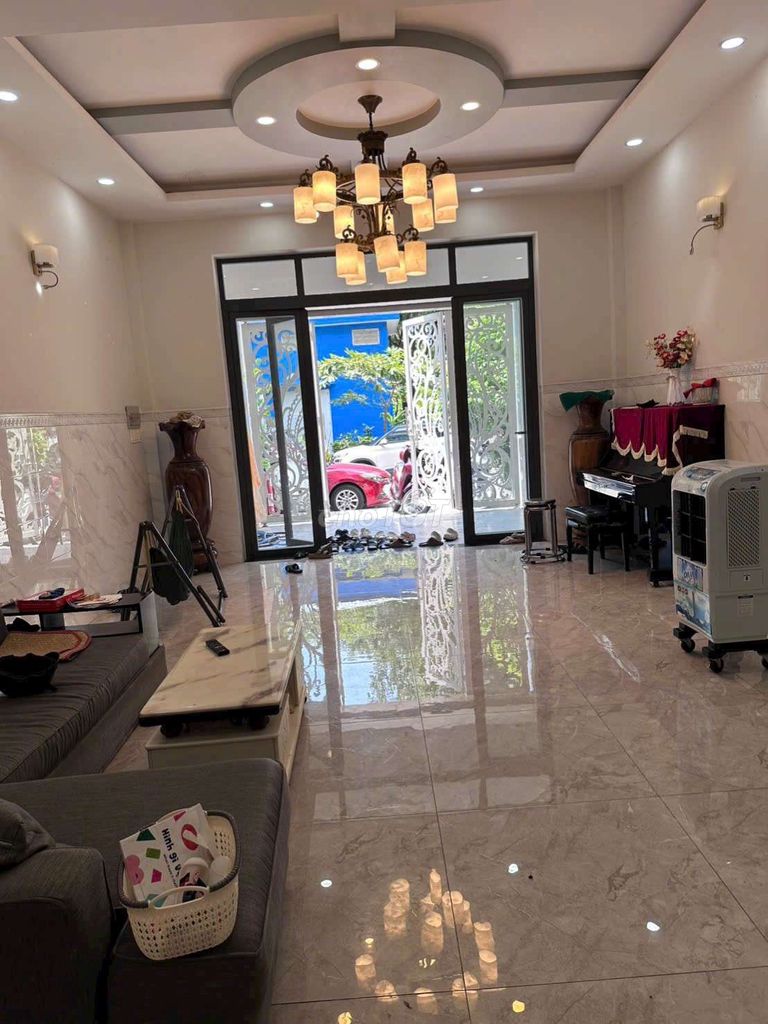 Rent a nice, full interior house next to a 5*20 m Alonmall supermarket.
