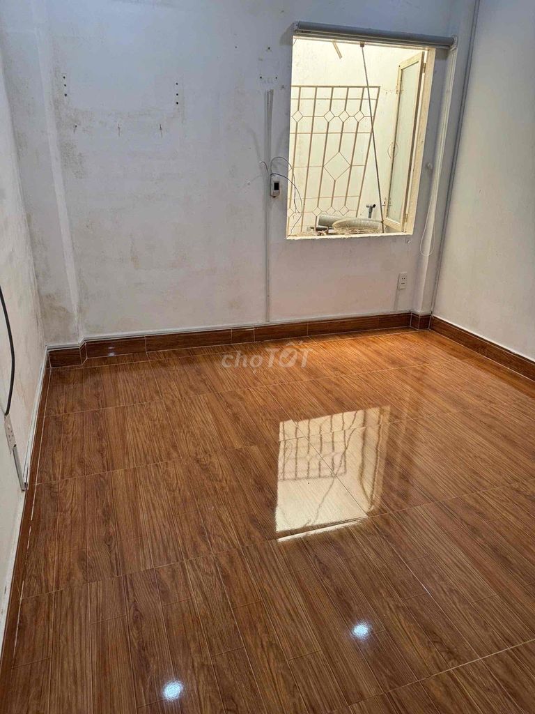Nguyễn Trãis, 129s, autoway alley, downtown in 5th.
