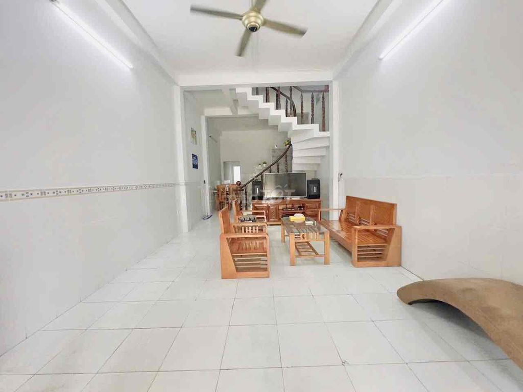 The new house has a four-foot four-foot floor plus a st (2 bedroom 2 toilets) 7 meters down. Lê Văn Quới