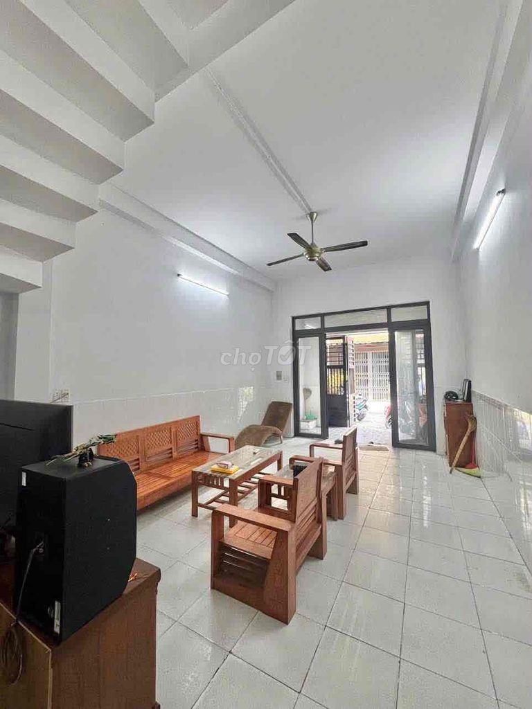 The new house has a four-foot four-foot floor plus a st (2 bedroom 2 toilets) 7 meters down. Lê Văn Quới