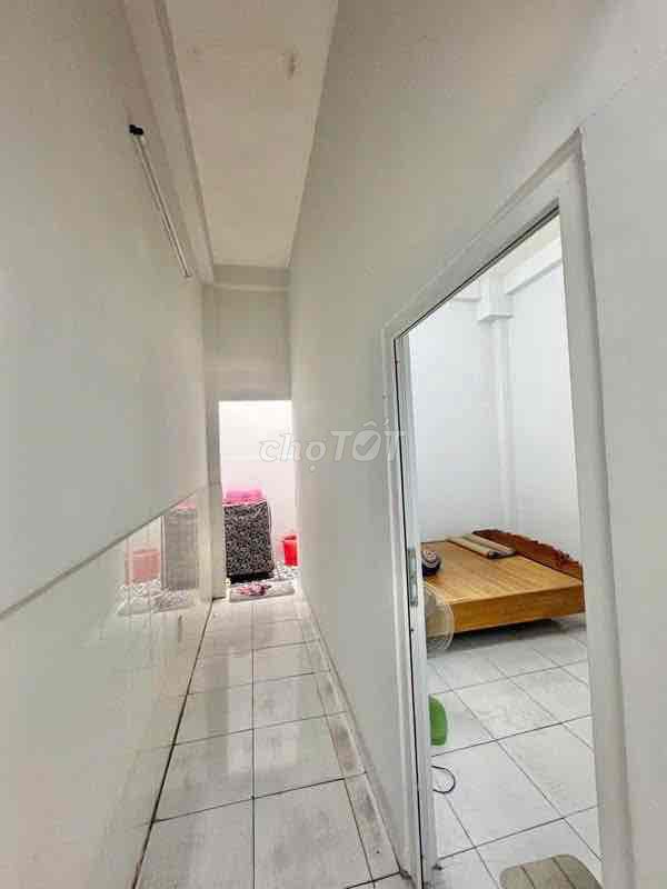 The new house has a four-foot four-foot floor plus a st (2 bedroom 2 toilets) 7 meters down. Lê Văn Quới
