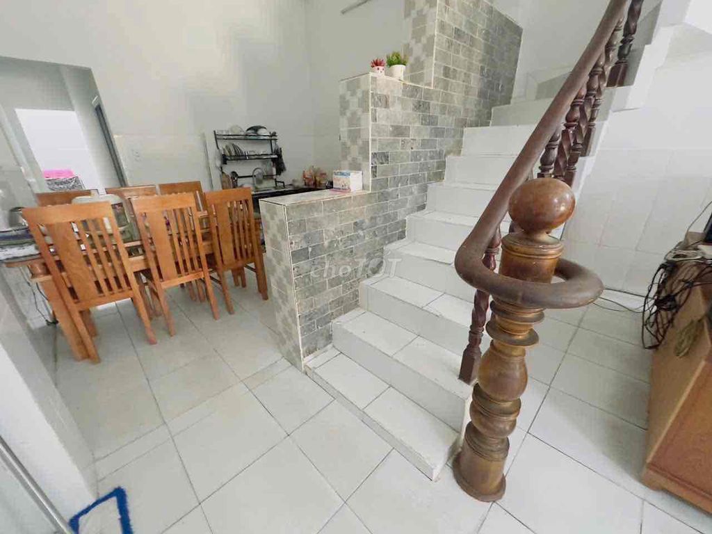 The new house has a four-foot four-foot floor plus a st (2 bedroom 2 toilets) 7 meters down. Lê Văn Quới