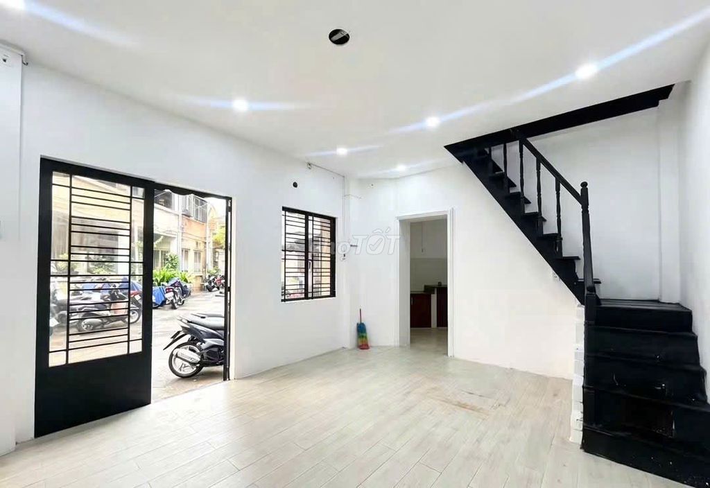The first floor near the temple is a very smart house.