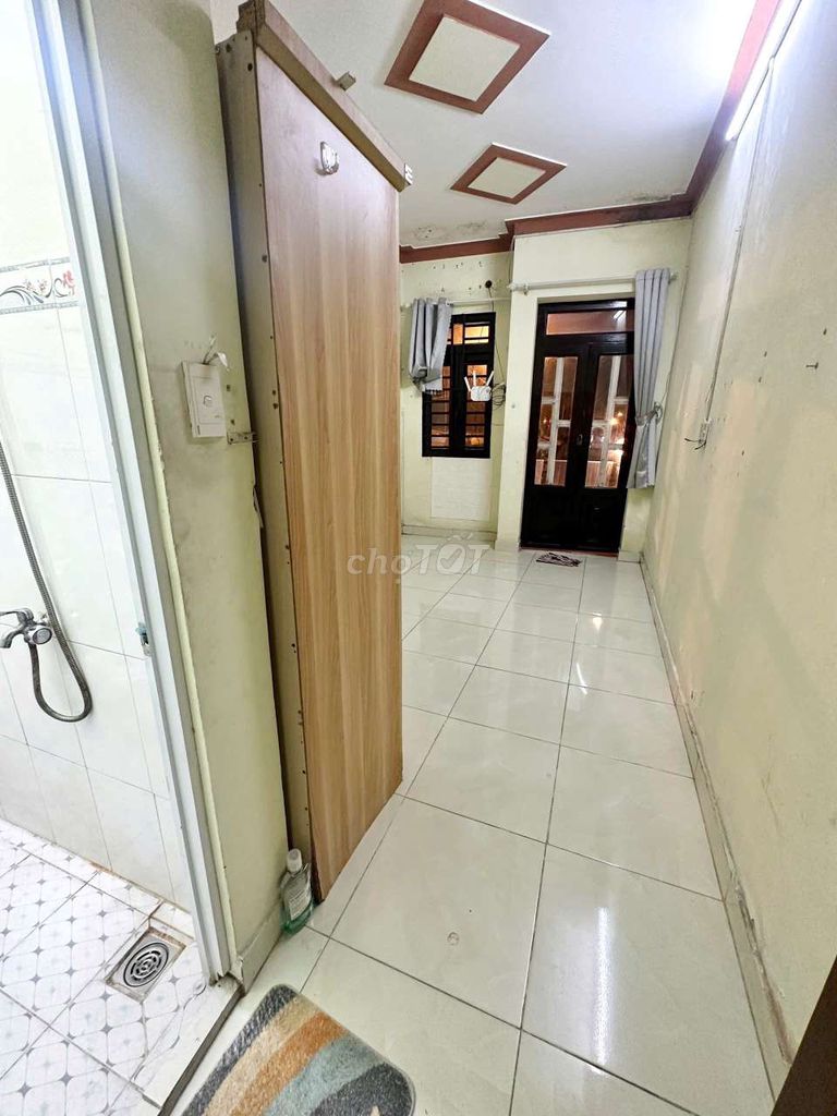 Eight million three bedrooms. Three Hương Lộ 2 toilets.