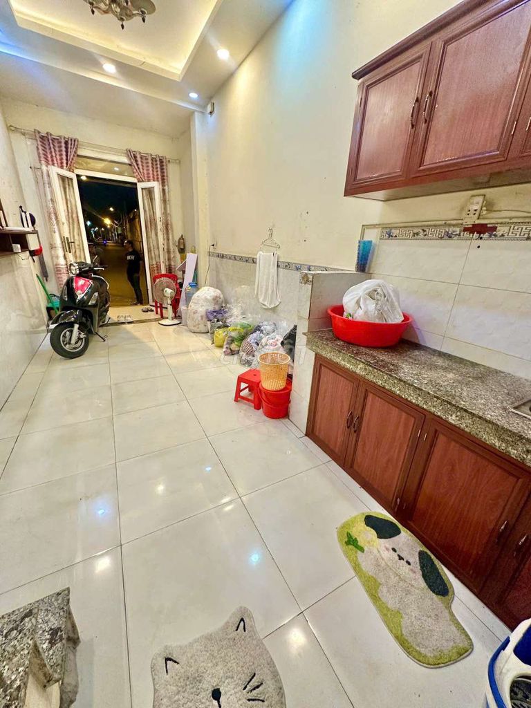 Eight million three bedrooms. Three Hương Lộ 2 toilets.