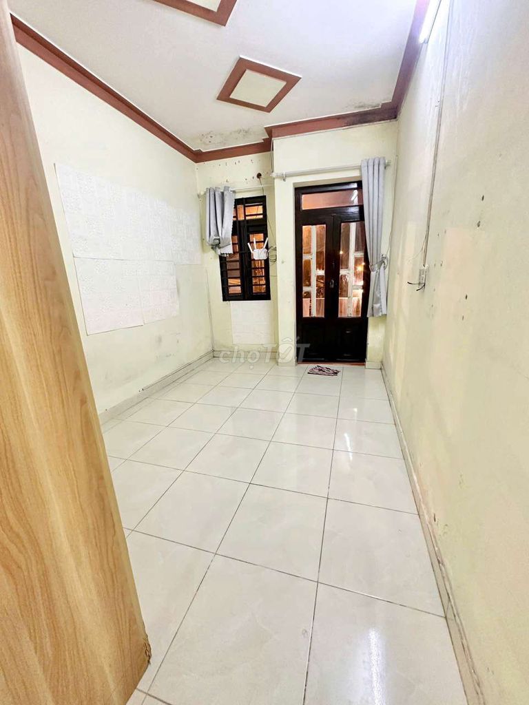 Eight million three bedrooms. Three Hương Lộ 2 toilets.