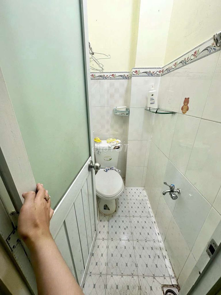 Eight million three bedrooms. Three Hương Lộ 2 toilets.