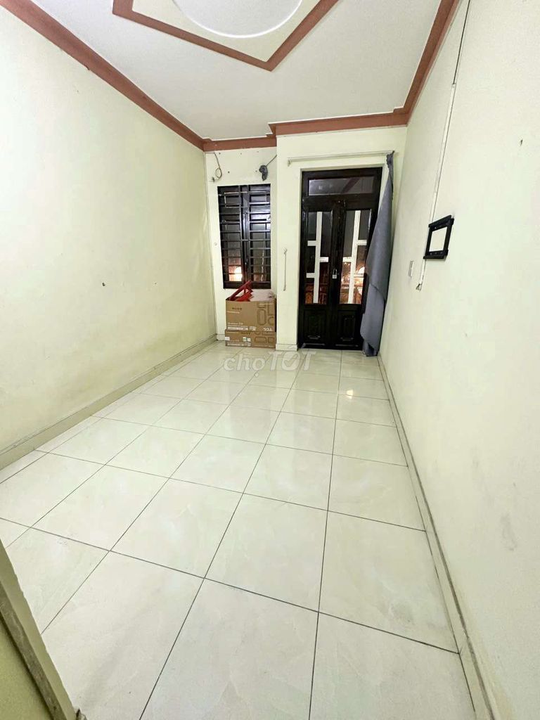 Eight million three bedrooms. Three Hương Lộ 2 toilets.