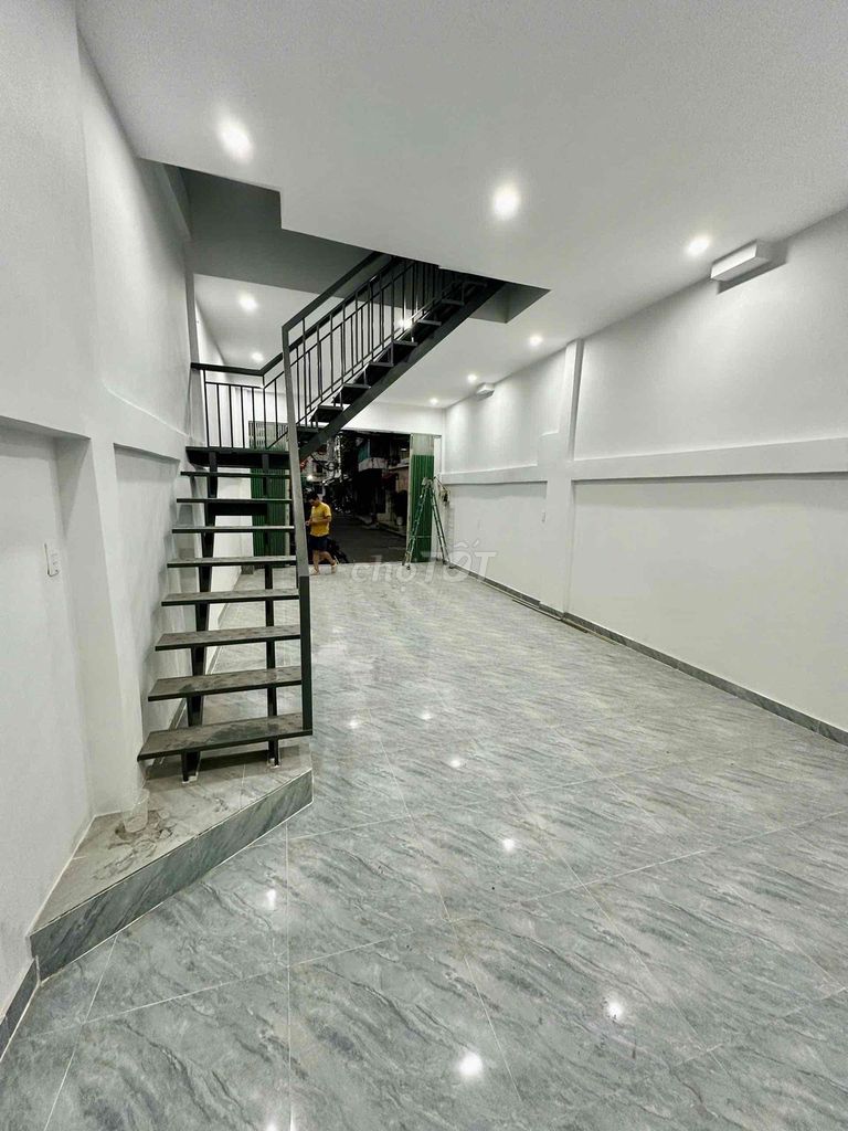 It's four, four, six feet a floor. 1/ Dương Đình Nghệ. District 11