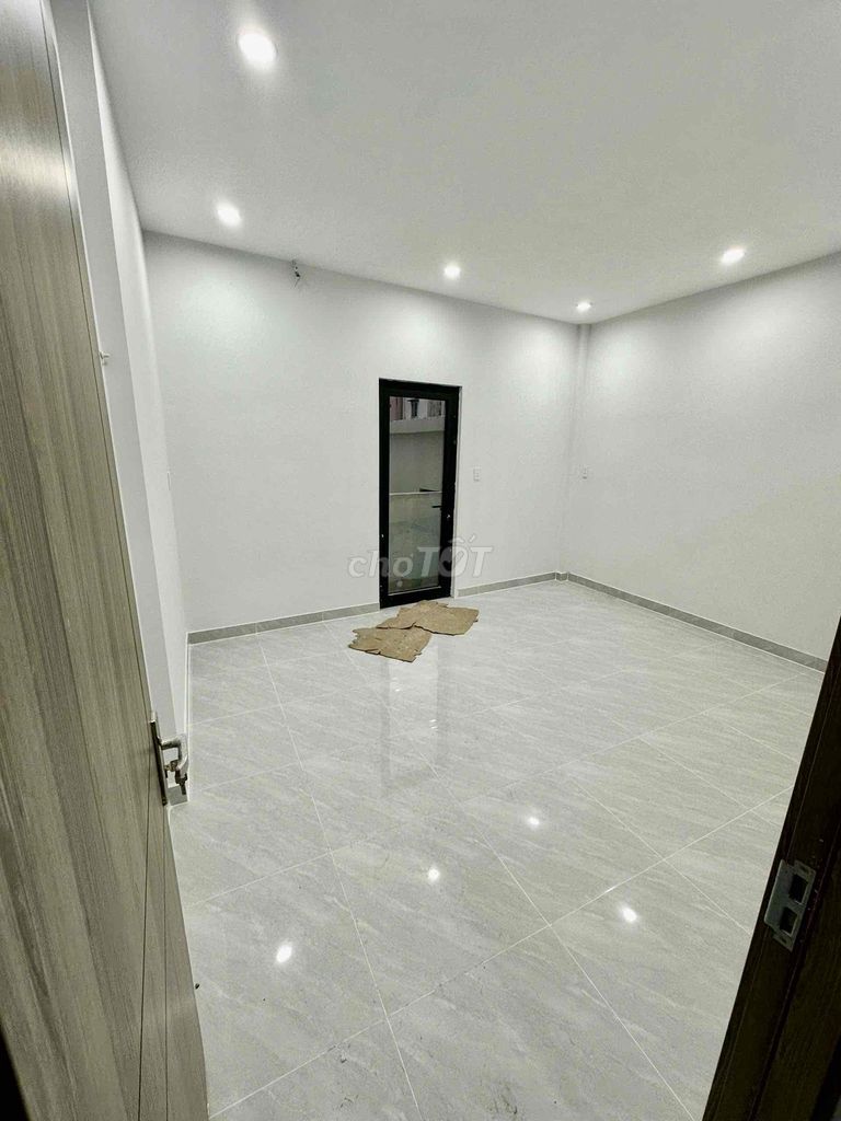 It's four, four, six feet a floor. 1/ Dương Đình Nghệ. District 11
