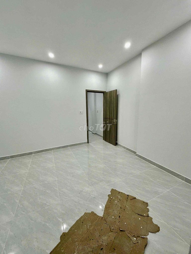It's four, four, six feet a floor. 1/ Dương Đình Nghệ. District 11