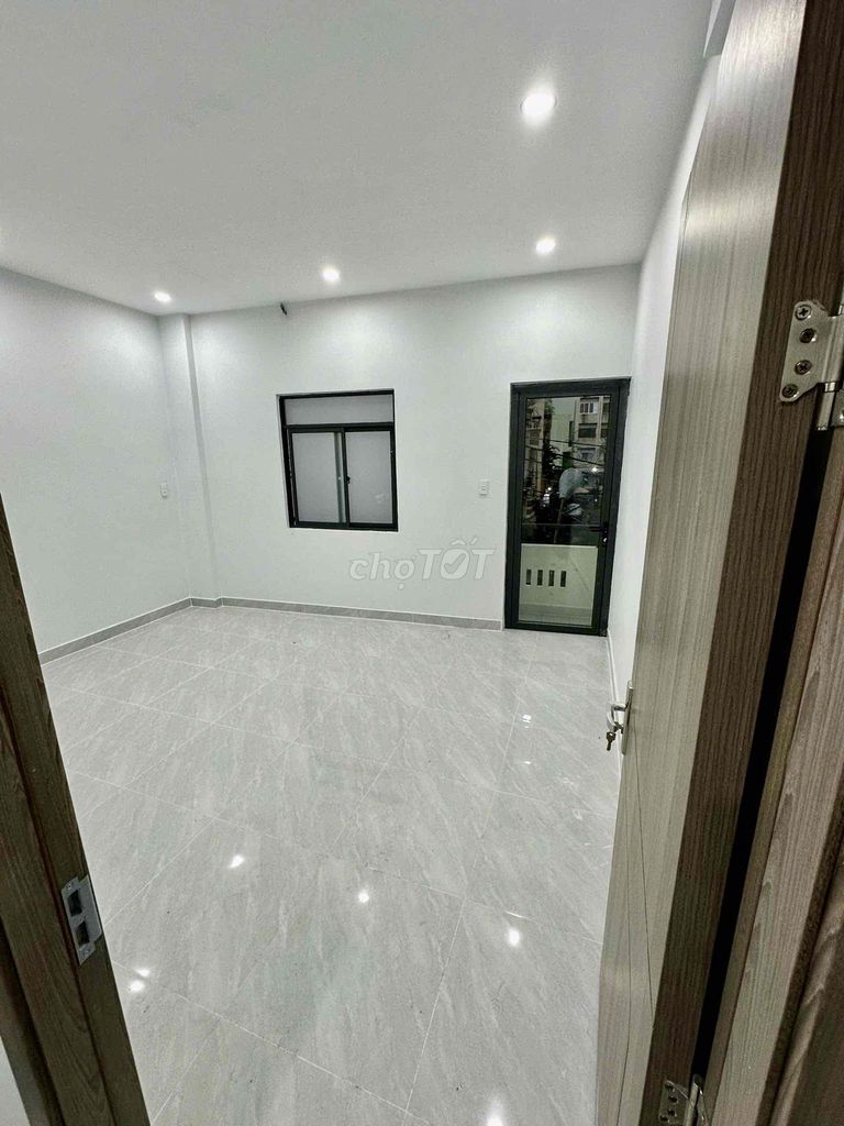 It's four, four, six feet a floor. 1/ Dương Đình Nghệ. District 11