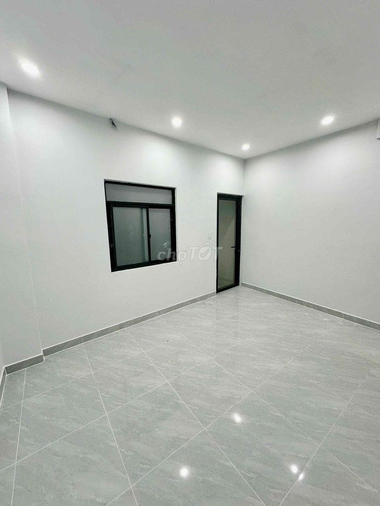 It's four, four, six feet a floor. 1/ Dương Đình Nghệ. District 11