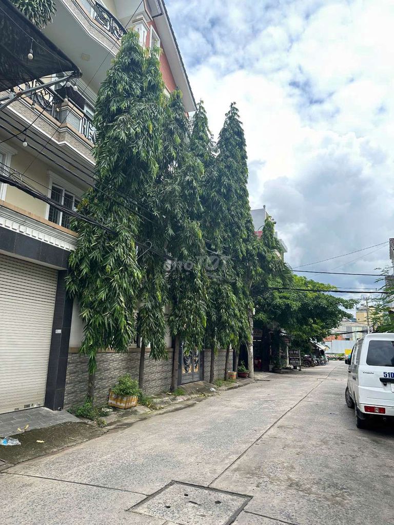 To the service apartment 8 bedroom 3 stories, 12 million rent, 11 million profit, Sign of the Witness