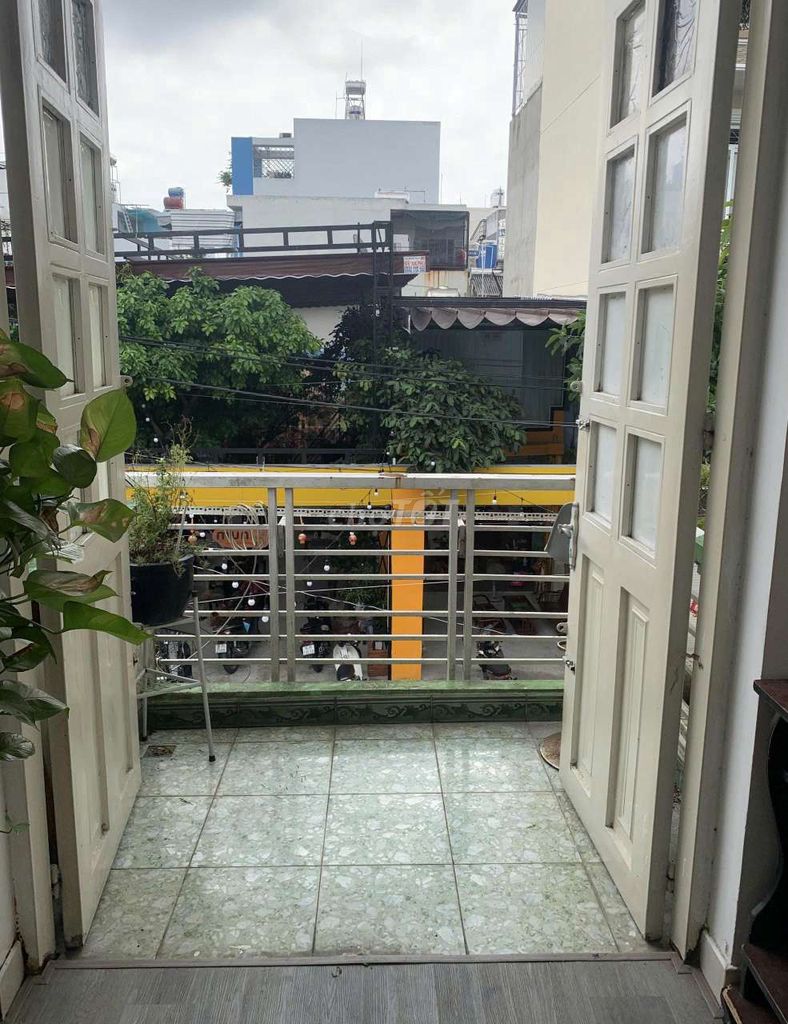 To the service apartment 8 bedroom 3 stories, 12 million rent, 11 million profit, Sign of the Witness