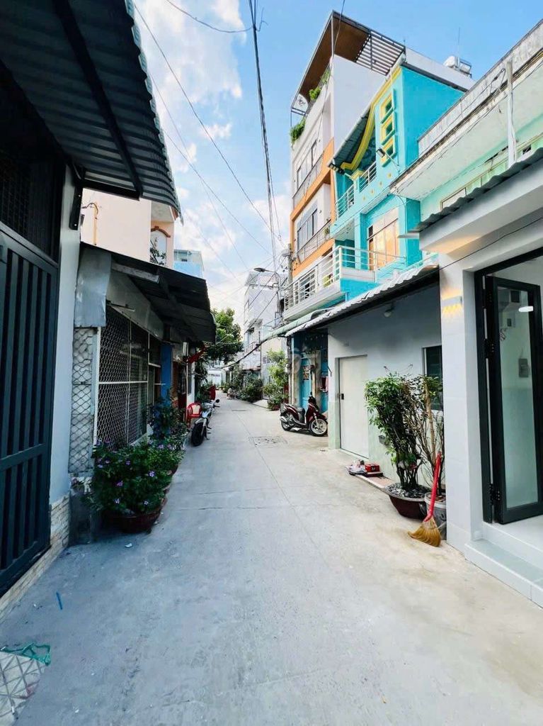 Rent the 3rd Alley. 12 new 8th District. Three cheap toilets.