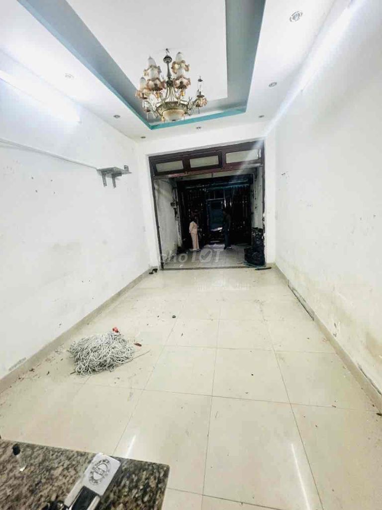 renting cheap housing is 33 meters long area warehouse