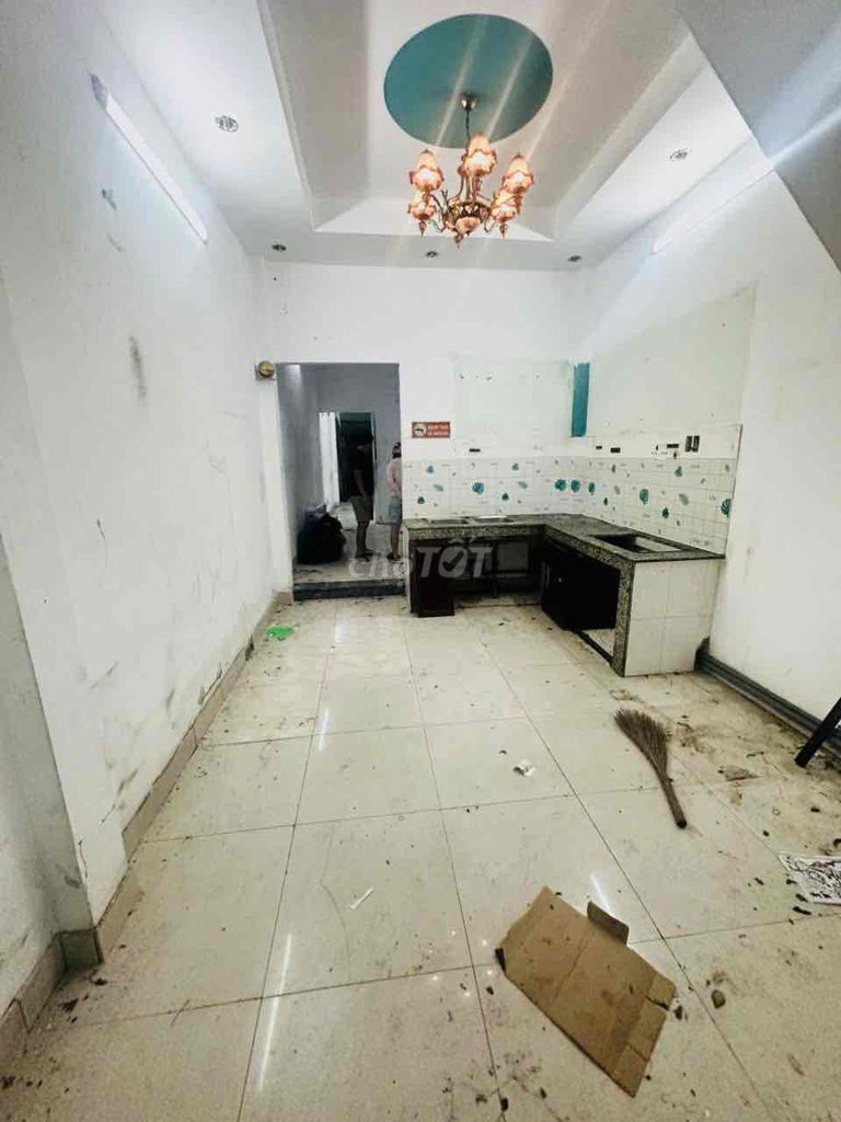 renting cheap housing is 33 meters long area warehouse