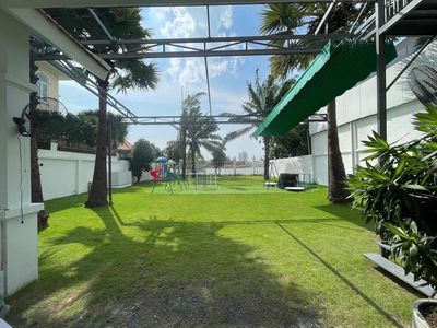 Rent villa on the main road - District 2.