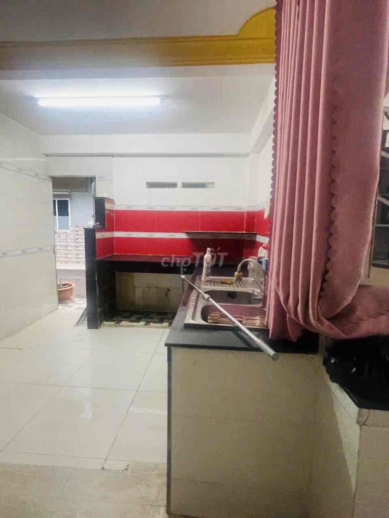 Renting two old 14-year-old flats in the sandstone market.