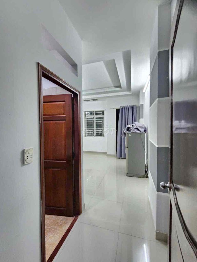Rent a new house. Seven bedrooms. Seven toilets. One-thirty-three floors.
